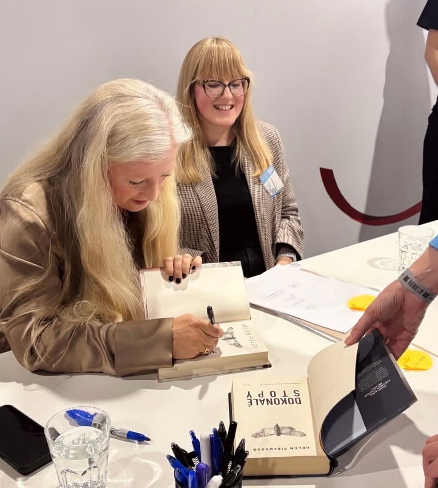  Interprétation anglais-tchèque lors d’une séance de dédicaces au Salon du livre de Prague 2026